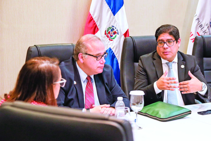 El economista jefe de FAO, Máximo Torero, y el representante país, Rodrígo Castañeda, señalan la disponibilidad de la organización para apoyar proyectos agroalimentarios.