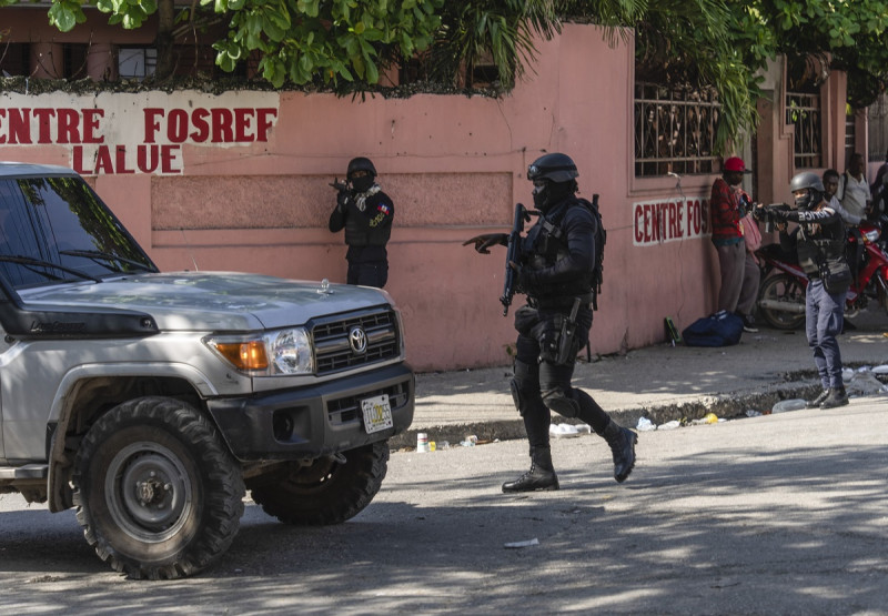 La policía detiene una camioneta para inspeccionarla en Puerto Príncipe, Haití, el lunes 22 de abril de 2024.