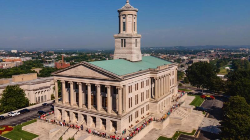 El Capitolio de Tennessee, en Nashville, rodeado por activistas el 21 de agosto de 2023, antes de una sesión especial después de un tiroteo en una escuela.