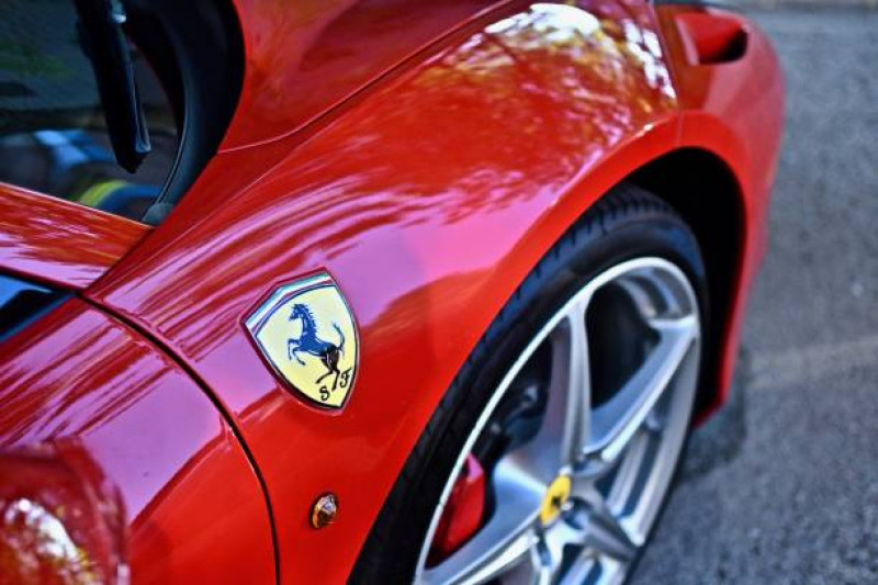 Imagen ilustrativa muestra un carro deportivo rojo de la marca italiana Ferrari.