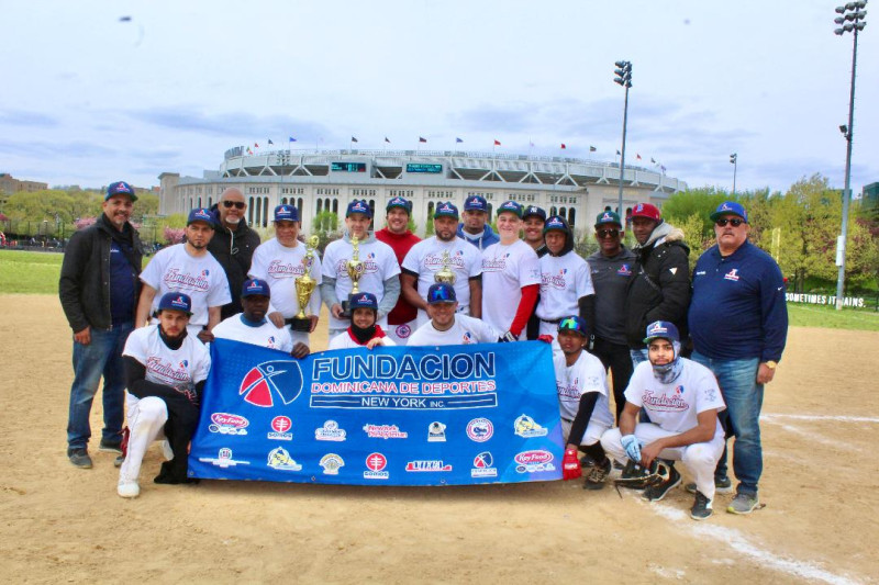 Integrantes del conjunto New Yorkers, campeones del 4to clásico mundial de softbol, organizado por la FDDNY, posan con la copa de campeón.