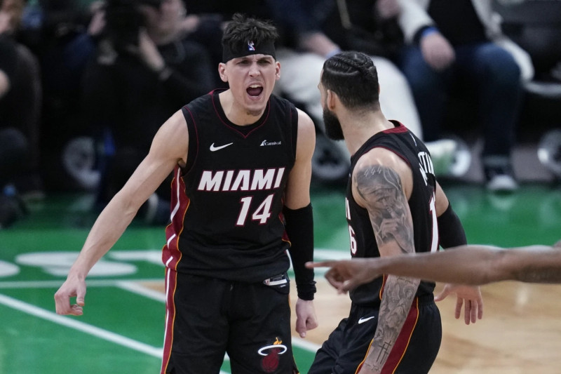 l guardia del Miami Heat, Tyler Herro (14), celebra con Caleb Martin al final de la segunda mitad.