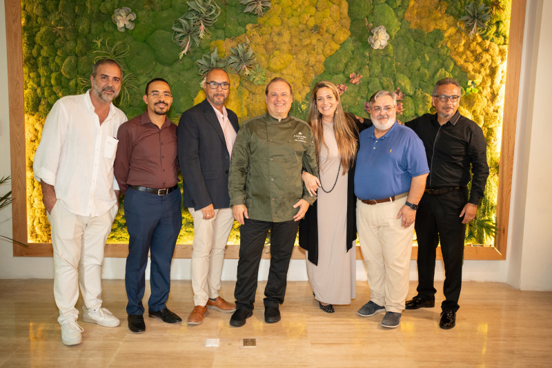 Luis Cancela, Smarlin Jiménez, Francisco Ávalos, chef Leandro Diaz, Sarah Ranghi, Francisco Camps y Ángel Medina.