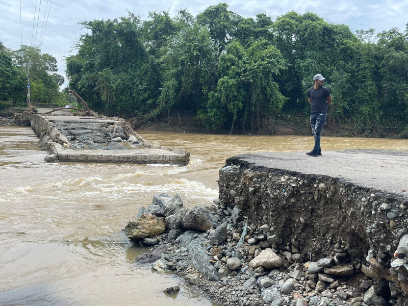 LA VEGA:  Residentes piden intervención ante desplome del puente entre Bayacanes y La Vega tras lluvias