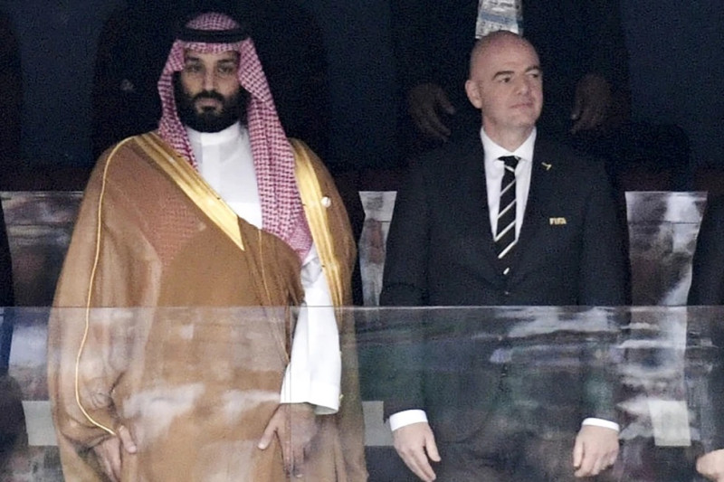 El príncipe heredero saudí Mohammed bin Salman y el presidente de la FIFA Gianni Infantino previo al partido inaugural del Mundial de Rusia 2018.