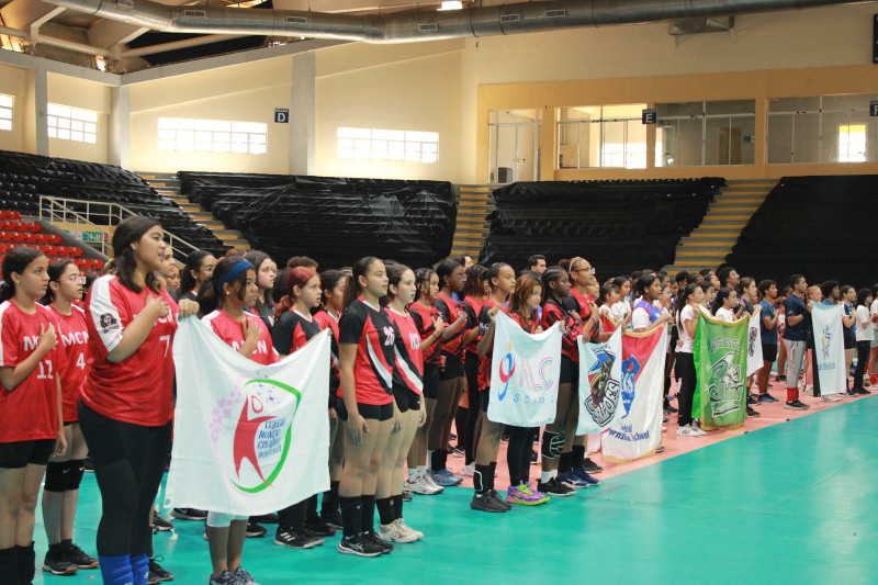 La panorámica recoge parte de los equipos durante la ceremonia inaugural de la Tercera Copa PCVA Pala Pizza de Voleibol.