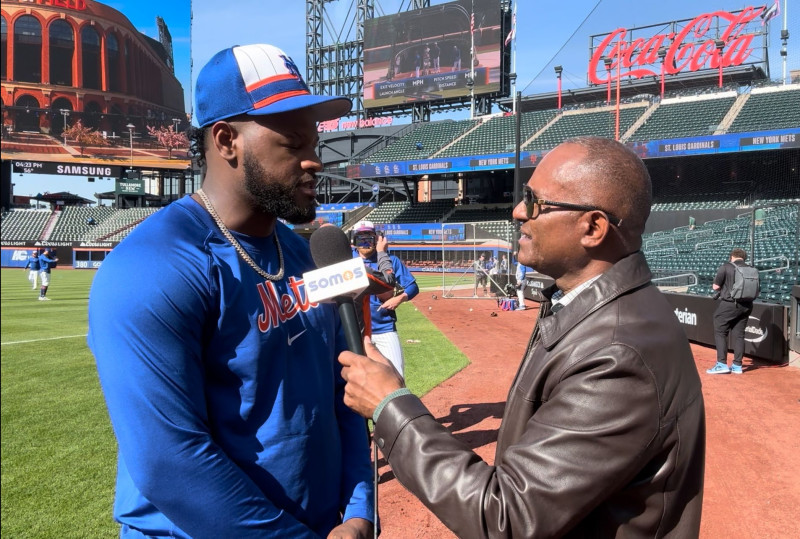Luis Severino siendo entrevistado por Daniel Reyes en el estadio de los Mets de Nueva York.
