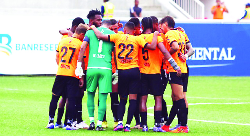 Integrantes del Cibao FC se reunen en el campo de juego tras una de sus victorias en la Liga Dominicana de Fútbol.