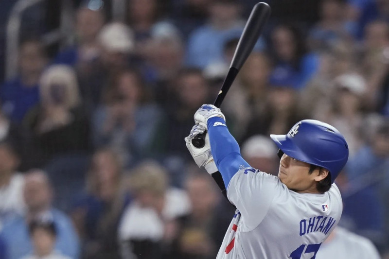 El bateador designado de los Dodgers de Los Ángeles Shohei Ohtani observa su jonrón solitario en la primera entrada del juego ante los Azulejos de Toronto.
