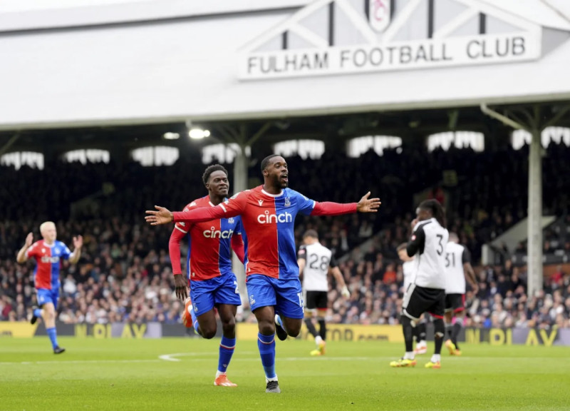 Jeffrey Schlupp celebra tras marcar su gol salvador para el Crystal Palace ante el Fulham .