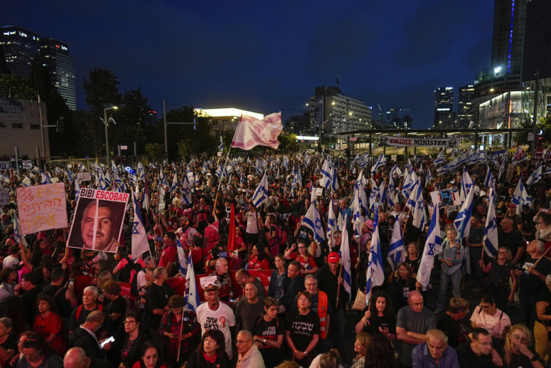 gente protesta contra el gobierno del primer ministro israelí Benjamin Netanyahu
