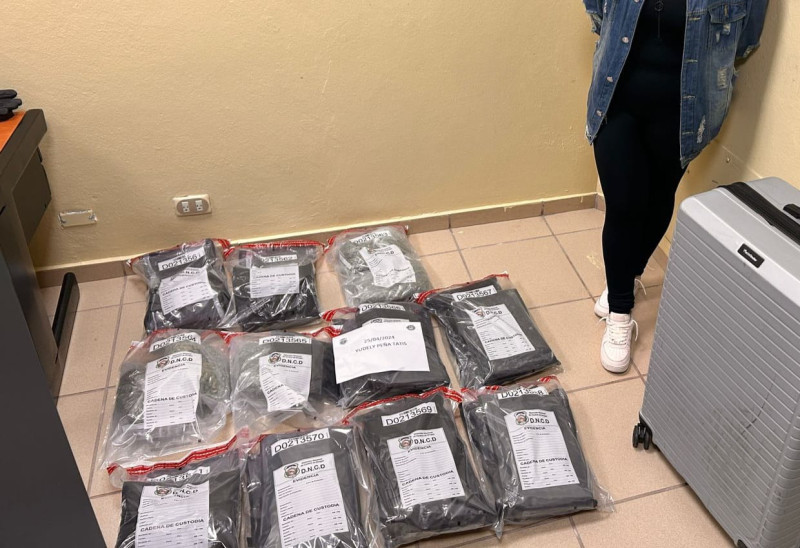 Detienen a estadounidense de 19 años con 22 paquetes de presumible cocaína en Aeropuerto del Cibao.