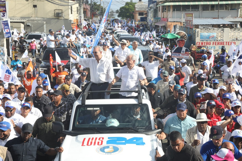 El presidente Abinader y Antonio Taveras recorrieron varios sectores de la provincia Santo Domingo