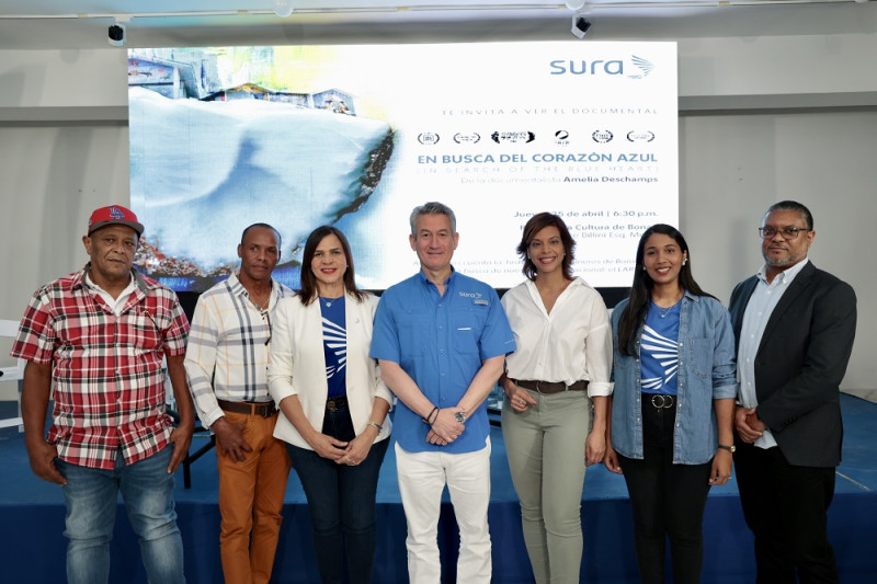 Amelia Deschamps junto a representantes de SURA y Mineros en Bonao