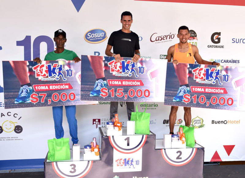 El ganador en la categoría Overall Masculino, Jilberto Santana Manzano recibiendo su premio. También, los ganadores del segundo y tercer lugar, Amauri Rodríguez y Orlando Batista.