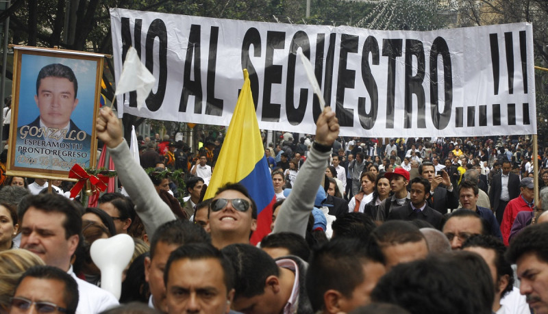 Personas se manifiestan con un cartel contra los secuestros en Bogotá, Colombia, el 6 de diciembre de 2011.