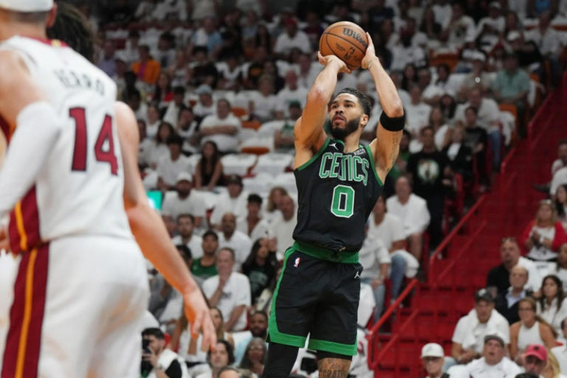 Jayton Tatum toma un disparo desde el lateral en la victoria de los Celtics sobre el Heat.