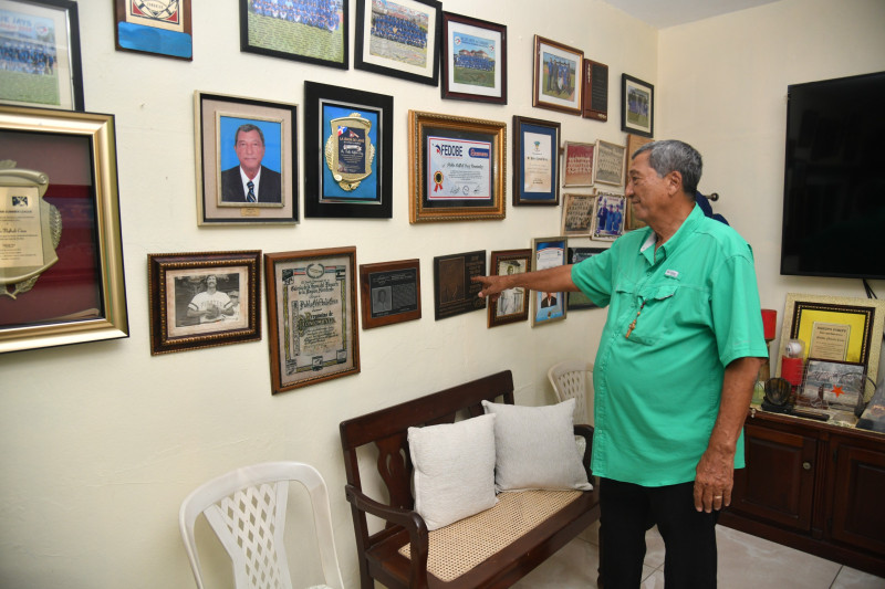 Pablo Neftalí Cruz muestra uno de los reconocimientos que más atesora de los muchos que ha recibido en su dilatada carrera y que adornan la sala de su residencia familiar.