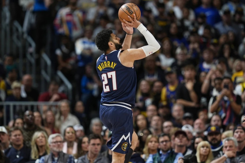 Jamal Murray, de Denver, se alista para tirar a la canasta en la segunda mitad del Juego 5 de la serie de playoffs de primera ronda en contra de los Lakers.