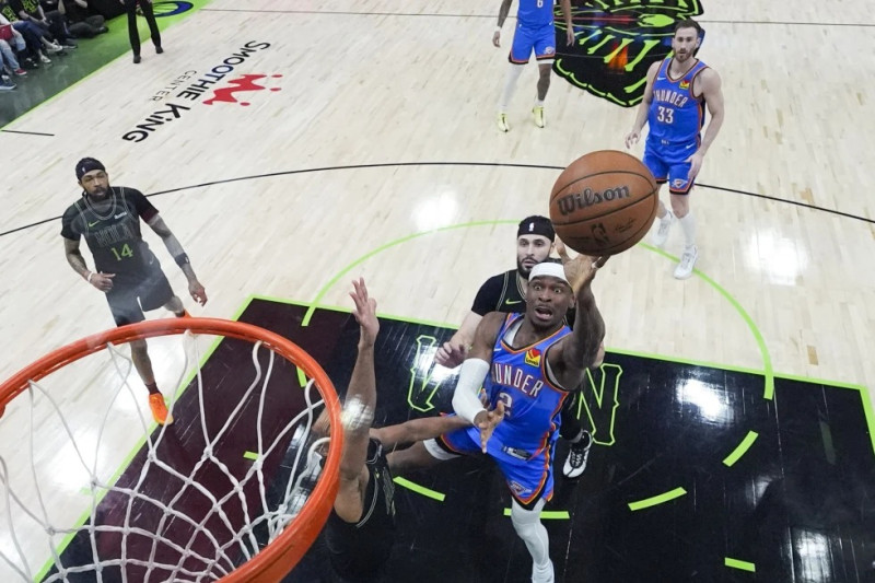 Shai Gilgeous-Alexander, del Thunder, ataca la canasta en la primera mitad del Juego 4 de la serie de primera ronda de playoffs en contra de los Pelicans de Nueva Orleans.