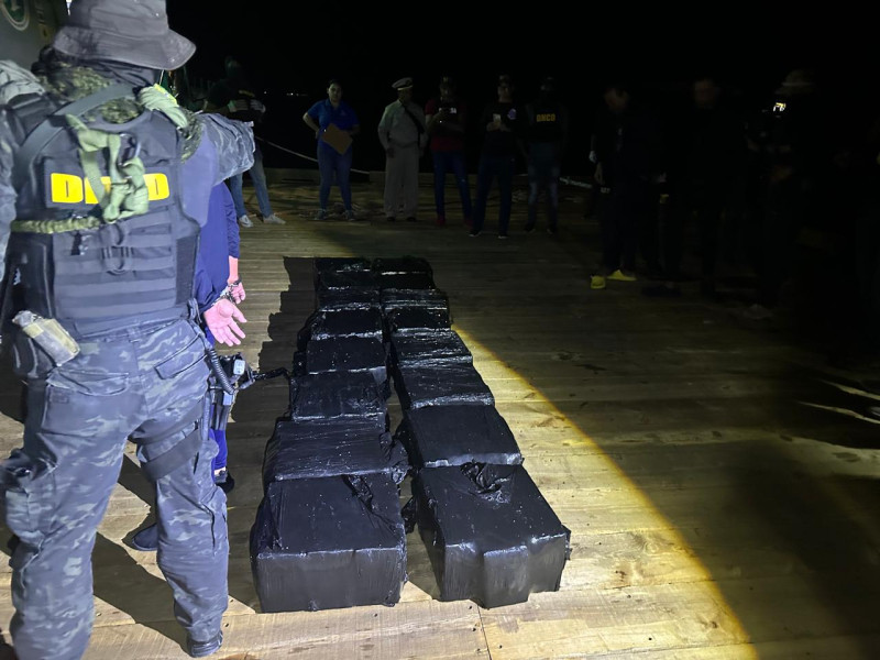Fotografía muestra 395 paquetes de presunta cocaína incautado por las autoridades.