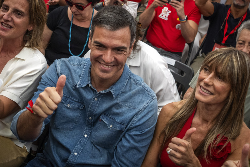 El presidente del gobierno español, Pedro Sánchez, se ve junto a su esposa, Begoña Gómez, durante un acto de cierre de campaña en Madrid, España, el viernes 21 de julio de 2023.