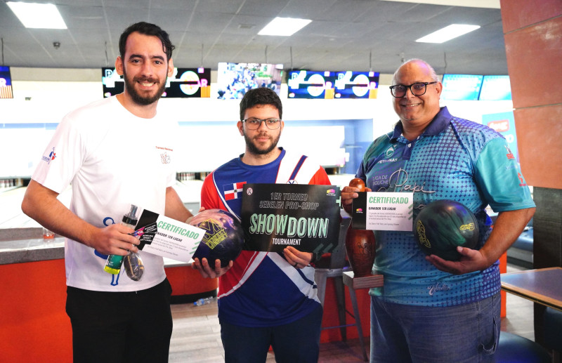 Leonardo Ardente premia  a Jose Pedro Aguiar y Carlos Guzmán, campeones del torneo de boliche.