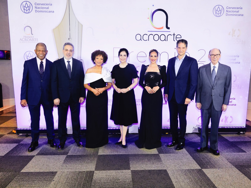 En la gala recibieron reconocimientos especiales Julio Martínez Pozo, Pablo McKinney. María Amalia León, Oscar Villanueva y Frank Moya Pons