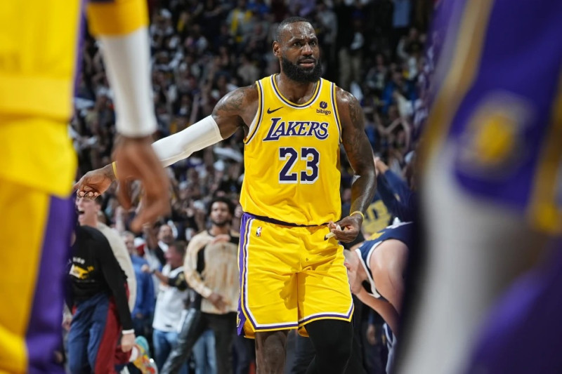 LeBron James de los Lakers de Los Ángeles durante el partido contra los Nuggets de Denver en los playoffs de la NBA.