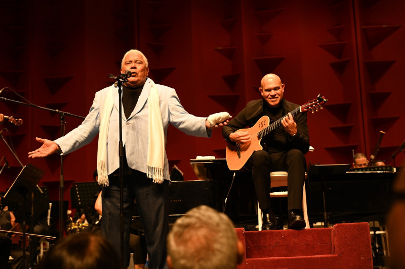 Danny Rivera dirigido por Amaury Sánchez y setenta músicos en escena en el Gran Teatro del Cibao, en Santiago, la noche del sábado 27 de abril 2024.