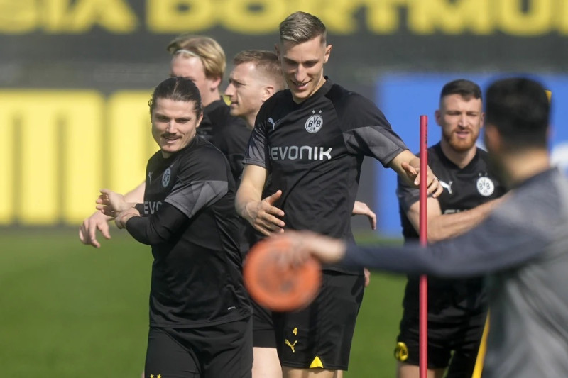 Marcel Sabitzer (izquierda) y Nico Schlotterbeck de Borussia Dortmund durante un entrenamiento en la antesala del partido contra Paris Saint-Germain.