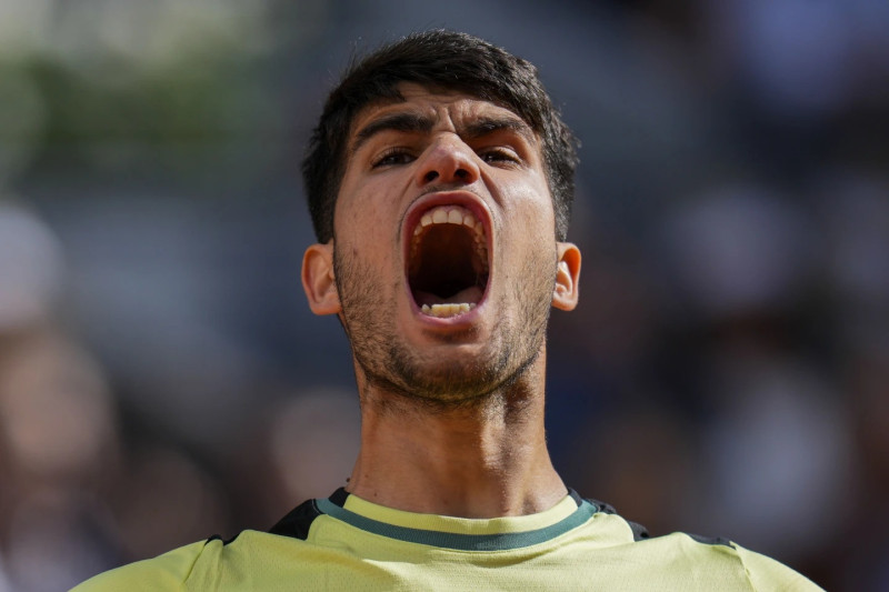 Carlos Alcaraz reacciona durante su partido contra Jan-Lennard Sturff en el Abierto de Madrid.