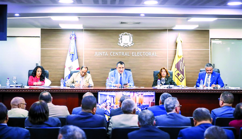 Pleno de JCE instruyó a la Policía Militar Electoral sobre papel de la prensa.
