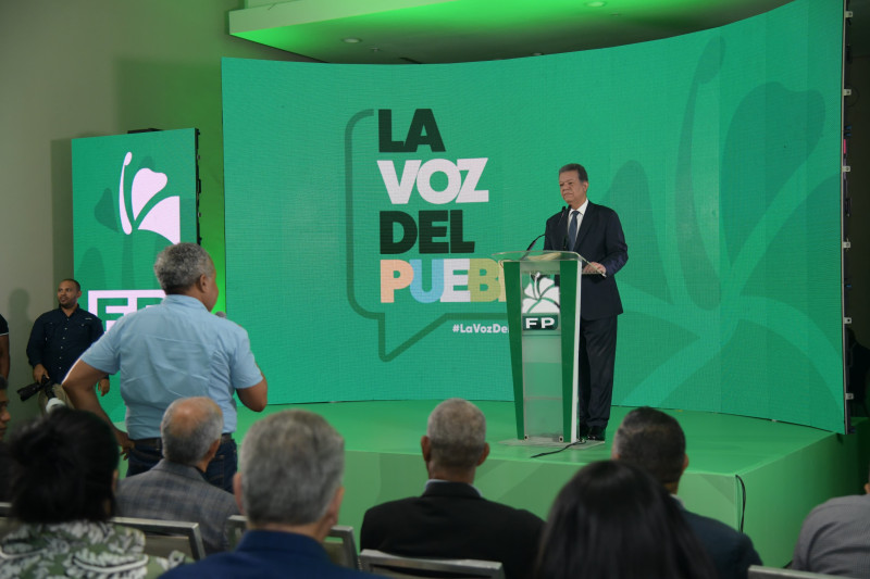Leonel Fernández respondió preguntas ayer en "La Voz del Pueblo".