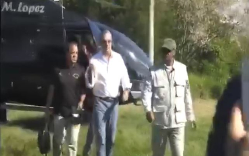 Captura de un video que muestra al presidente Luis Abinader saliendo de un helicóptero de la familia de Miky López