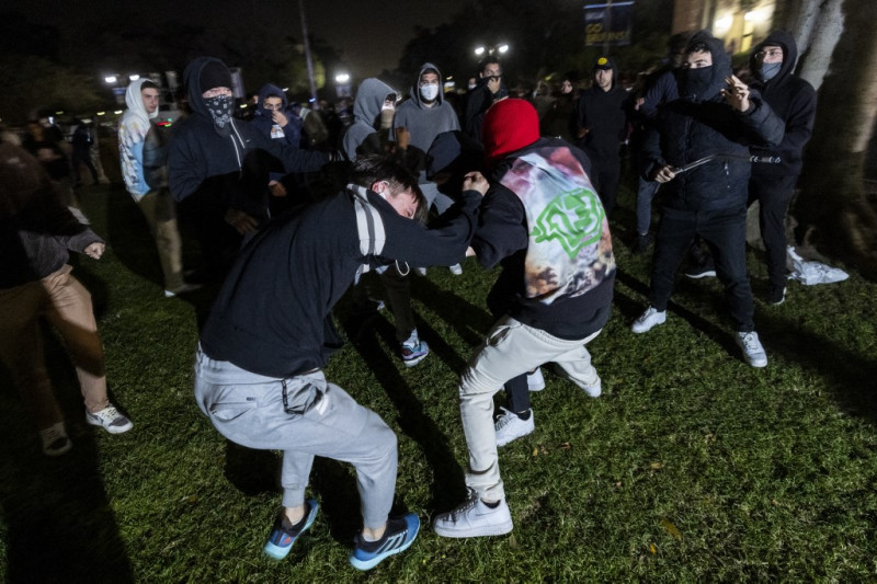 Un manifestante pro palestino es golpeado por contramanifestantes