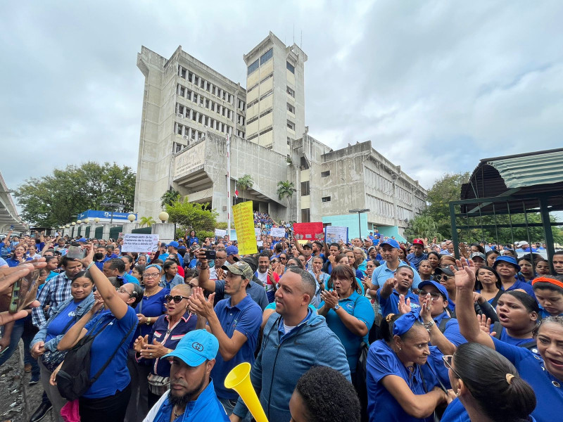 Fotografía muestra manifestación de maestros en Santiago.