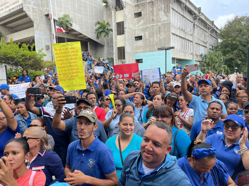 Fotografía muestra manifestación ADP filial Santiago.