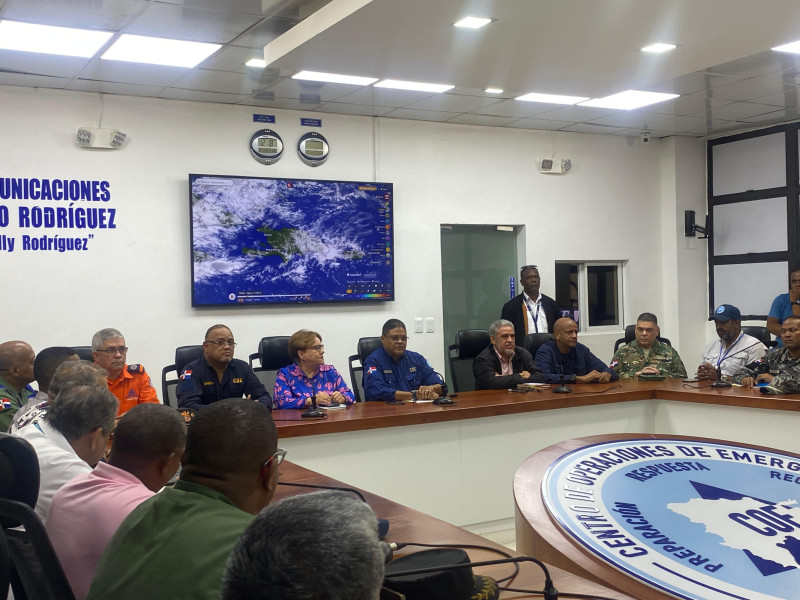 Fotografía muestra reunión del COE y la Onamet por precipitaciones registradas.