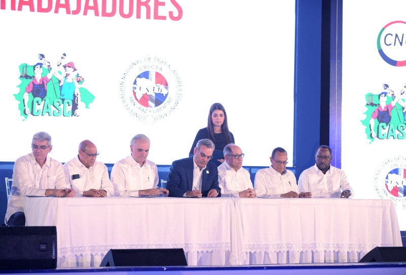 Fotografía muestra la firma del convenio "Pacto Nacional por las Reformas y el Cambio” con sindicalistas.