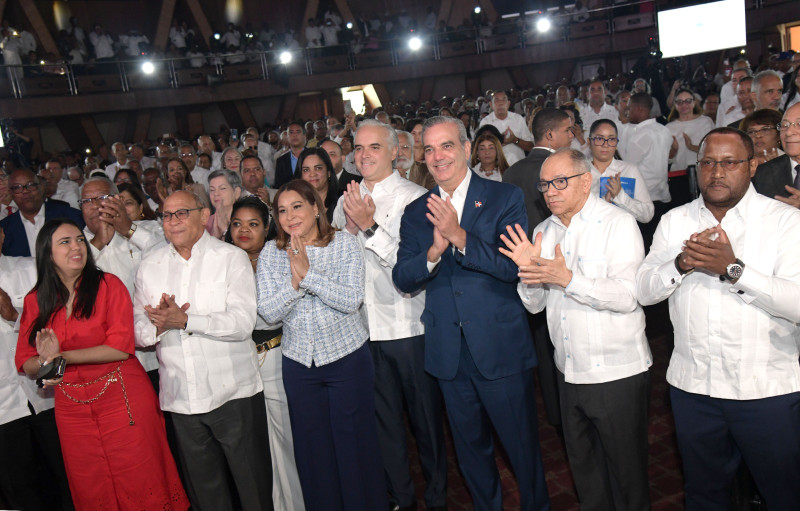El presidente, Luis Abinader, funcionarios de su gobierno y sindicales.
