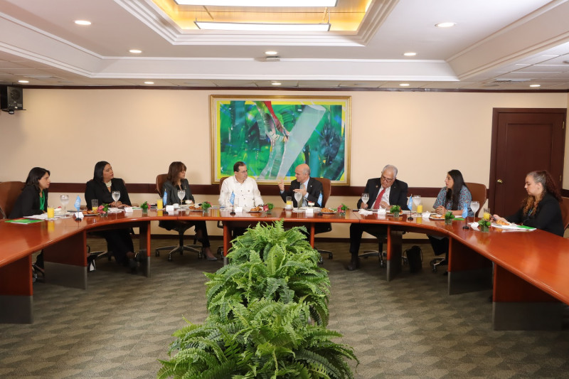 Durante la reunión en la sede principal del BHD, Ramírez Villegas conoció en detalle las prácticas de sostenibilidad que desarrolla el BHD.