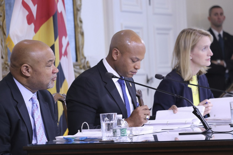 El gobernador de Maryland Wes Moore, centro; el tesorero Dereck Davis, izquierda, y el contralor Brooke Lierman, derecha, que componen el Consejo de Obras Públicas, en una imagen del 8 de noviembre de 2023.