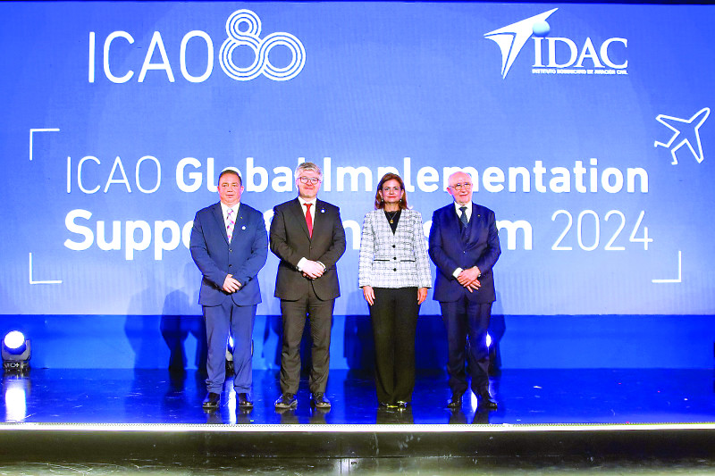 La vicepresidenta Raquel Peña, da apertura ai simposio junto a los ejecutivos de la OACI y del IDAC.