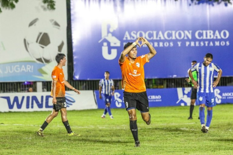 Rivaldo Correa hace la señal del corazón tras marcar su decisivo gol.