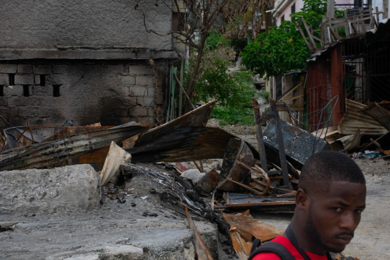 La gente huye de sus vecindarios después de que bandas armadas aterrorizaran las áreas de Delmas 24 y Solino la noche del 1 de mayo, en Puerto Príncipe.