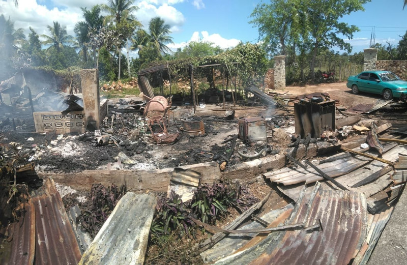 Casa consumida por el fuego