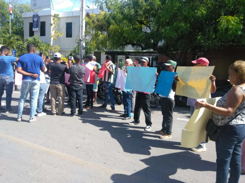 Fotografías muestran a manifestantes cuyos terrenos fueron demolidos en Pedernales.