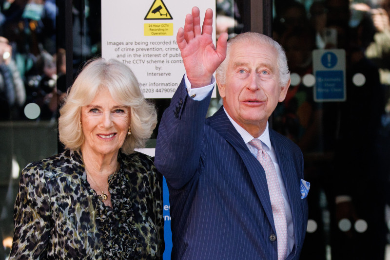 -FOTODELDIA- LONDRES, 30/04/2024.- El rey Carlos III y su esposa, Camila, visitan este martes un centro hospitalario y de investigación contra el cáncer en Londres en el primer compromiso público del monarca desde que el pasado febrero se anunció que estaba en tratamiento oncológico. Aunque este es su primer acto oficial fuera de palacio, el rey de 75 años fue visto al asistir a sendos servicios religiosos en febrero y durante la pasada Semana Santa y ha mantenido en este tiempo sus labores de despacho.EFE/ Tolga Akmen