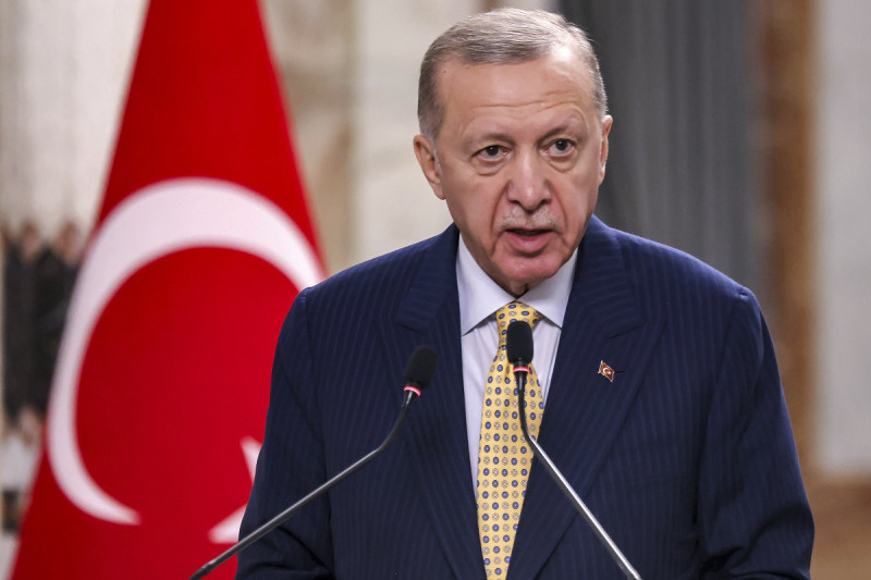 El presidente turco Recep Tayyip Erdogan habla ante la prensa el 22 de abril de 2024, en Bagdad.